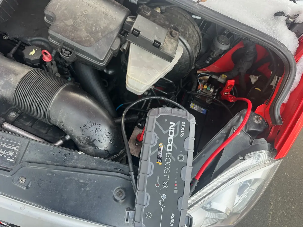 Pornire auto cu cabluri profesionale — curent baterie