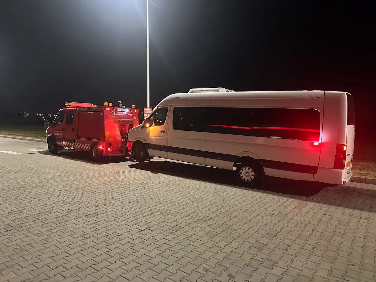 Platformă de tractări auto transportând un vehicul în București